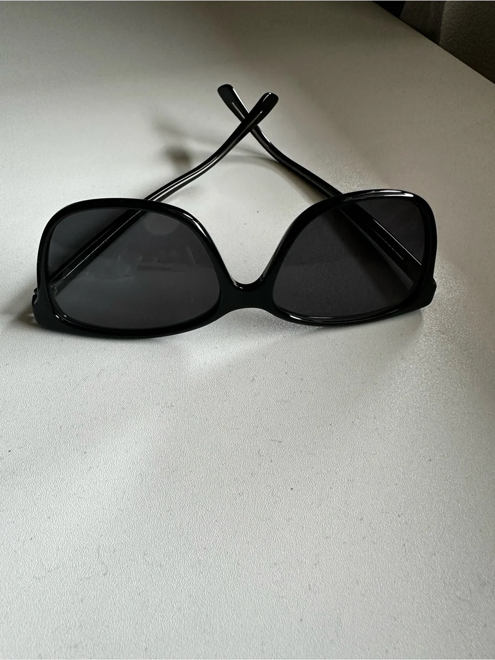 Classic Black Women's Sunglasses - Sleek UV Protection